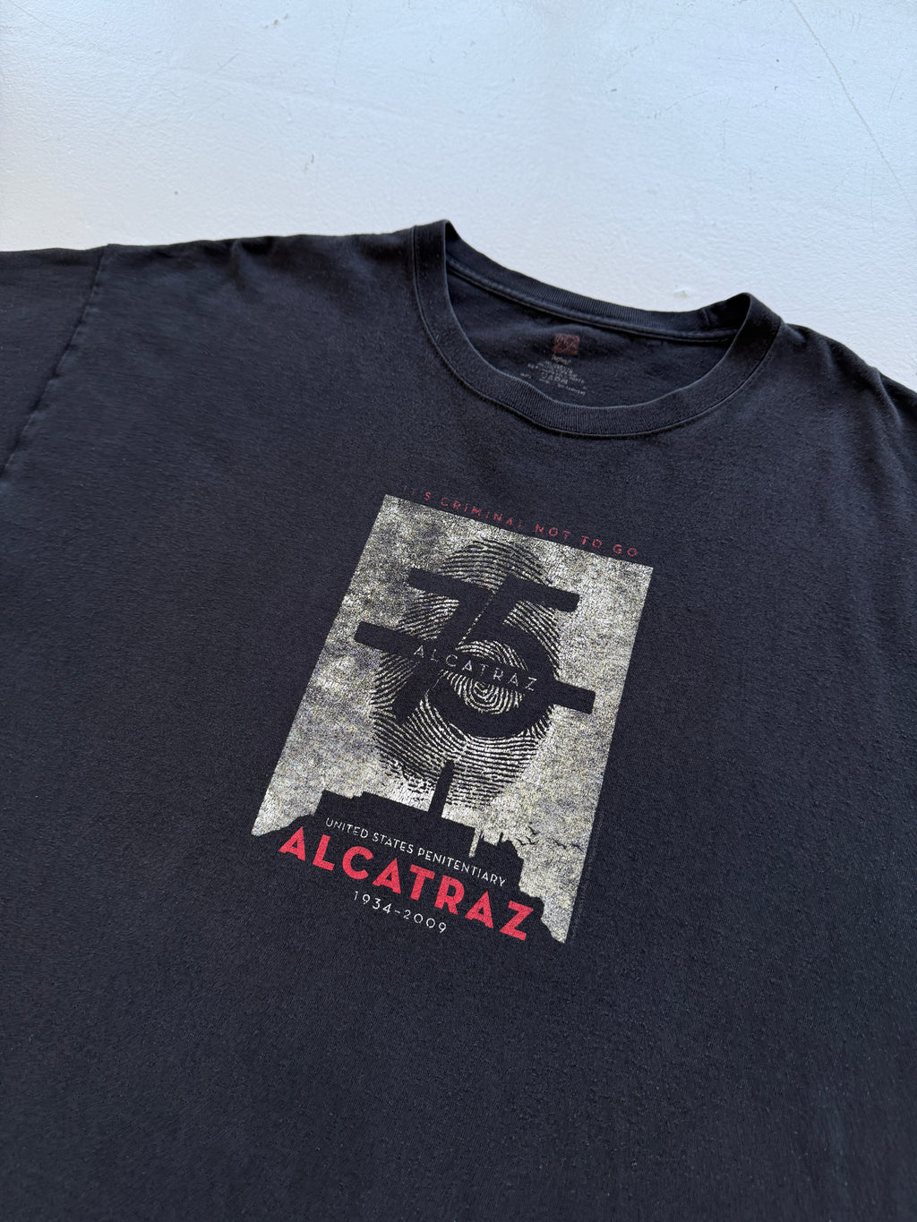 Black Alcatraz 00's Vintage Tourist Graphic T-Shirt - XL