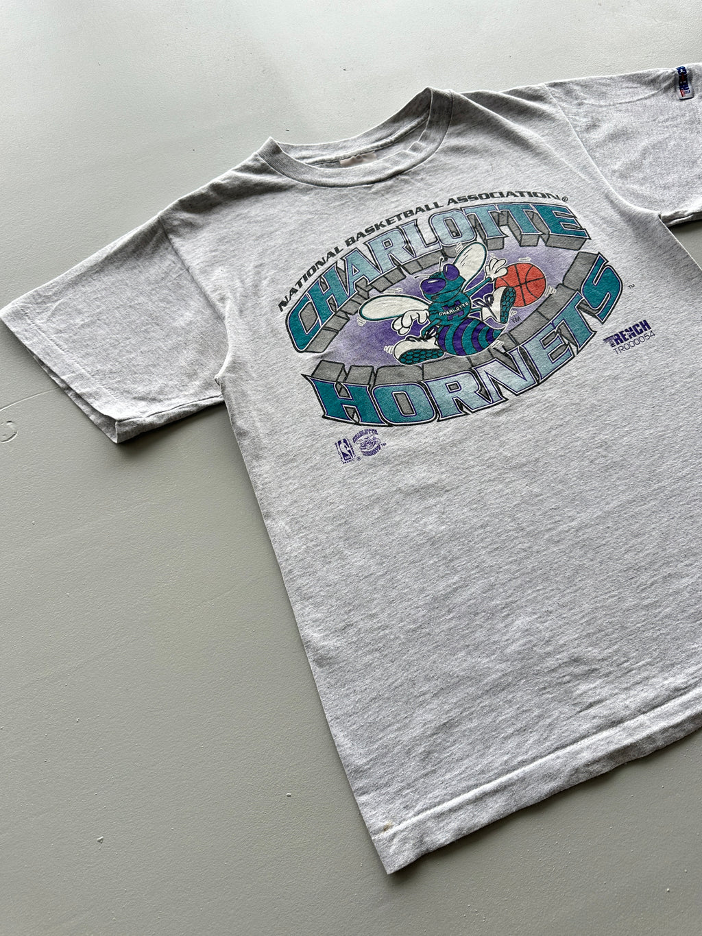 Trench Charlotte Hornets NBA 90s Vintage Single Stitch T-Shirt - Small