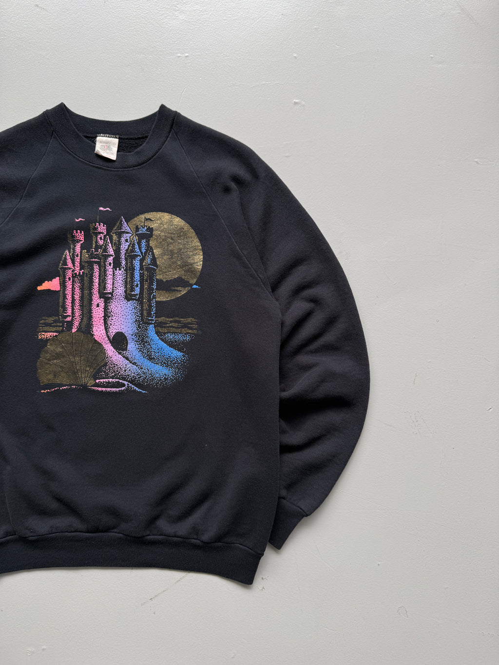 Fruit of the Loom Sand Castle Graphic 90's Vintage Sweatshirt - Medium