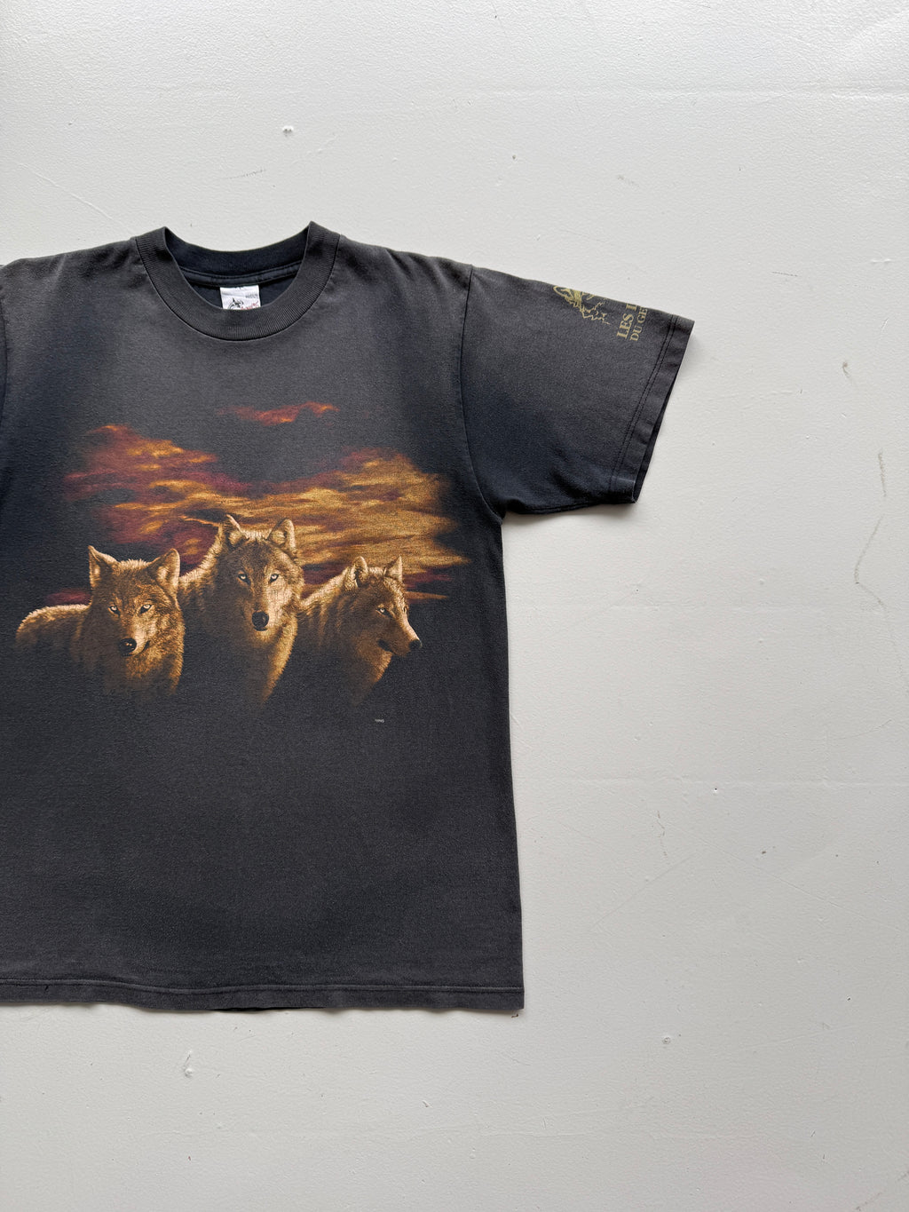 Faded Black Wolf 90's Vintage Graphic T-Shirt - Small
