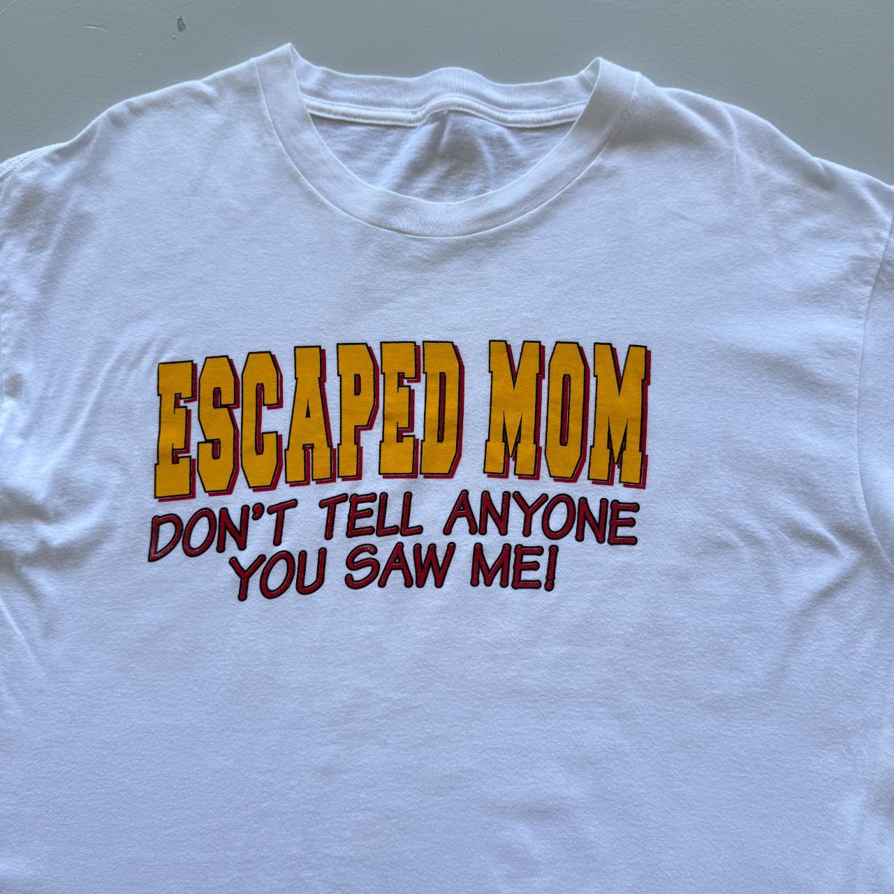 White Escpaed Mom Slogan Vintage 90s T-shirt - Large