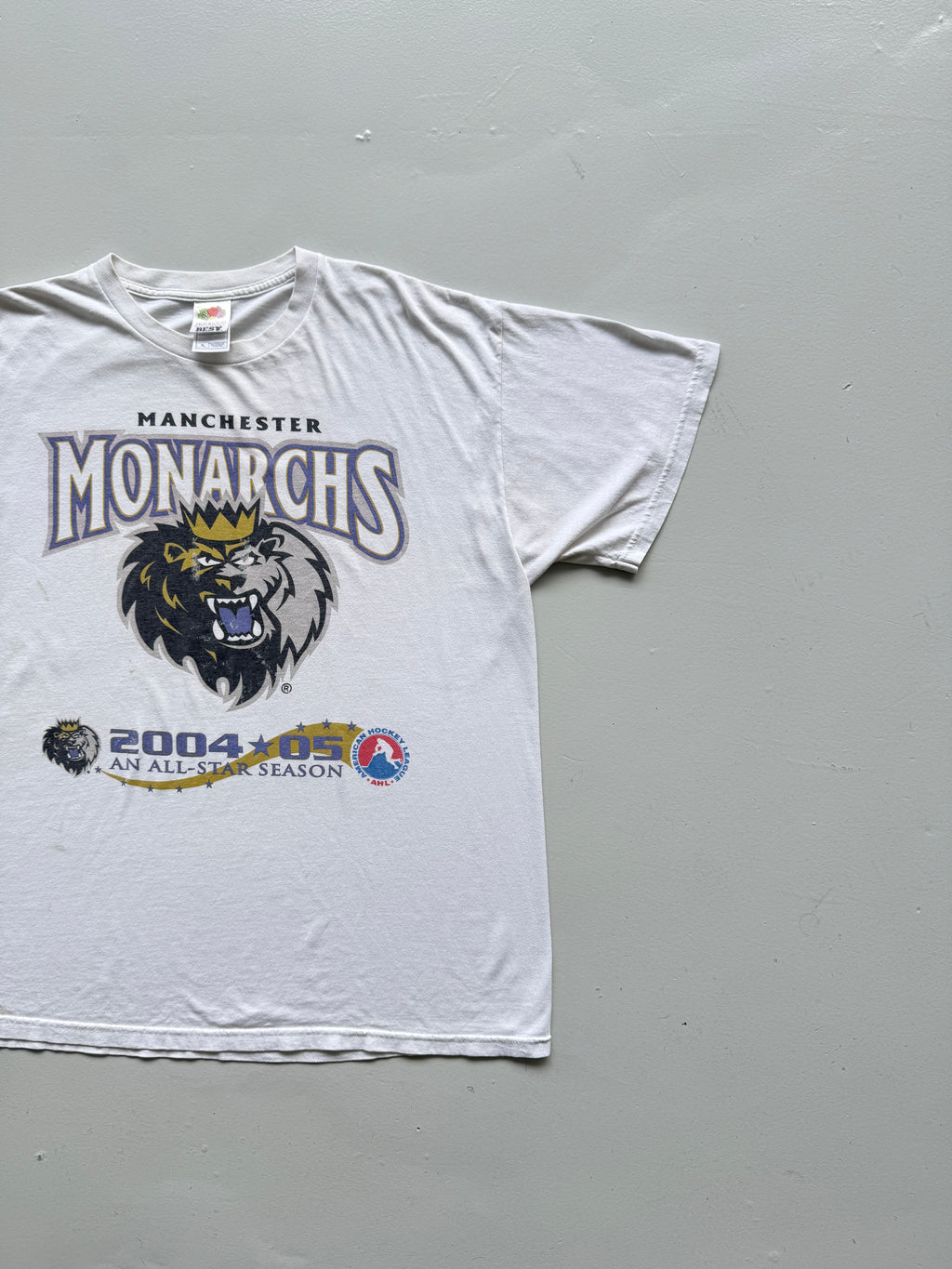Thrashed White Manchester Monarchs 00's Vintage Hockey Graphic T-Shirt - XL