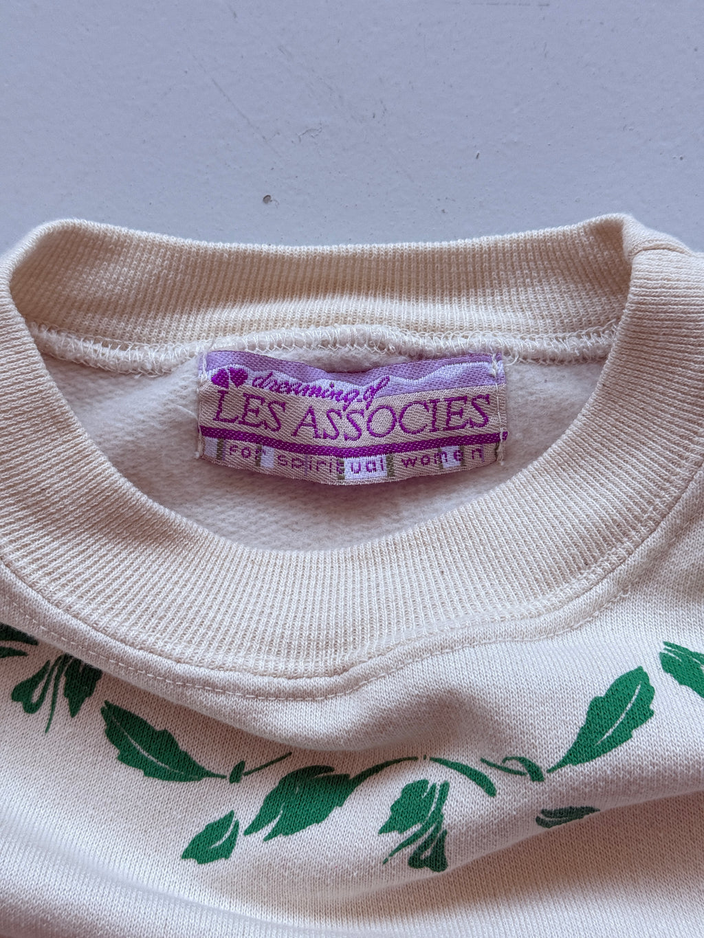 White Amity 90's Vintage Graphic Sweatshirt Jumper - Size 8/10