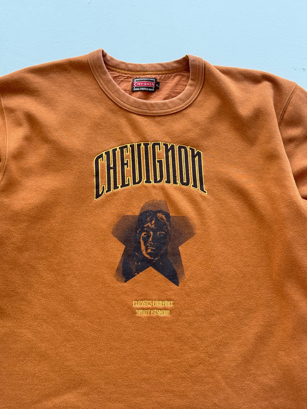 Chevignon Classics Comfort Spirit Fashion 90's Vintage Graphic Sweatshirt - Larg