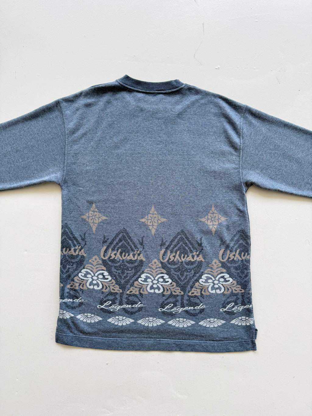 Ushuaïa Légende 90's Vintage Graphic Sweatshirt - Large