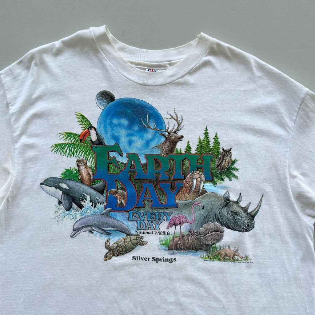 White Earth Day 90s Vintage Graphic T-Shirt - 2XL