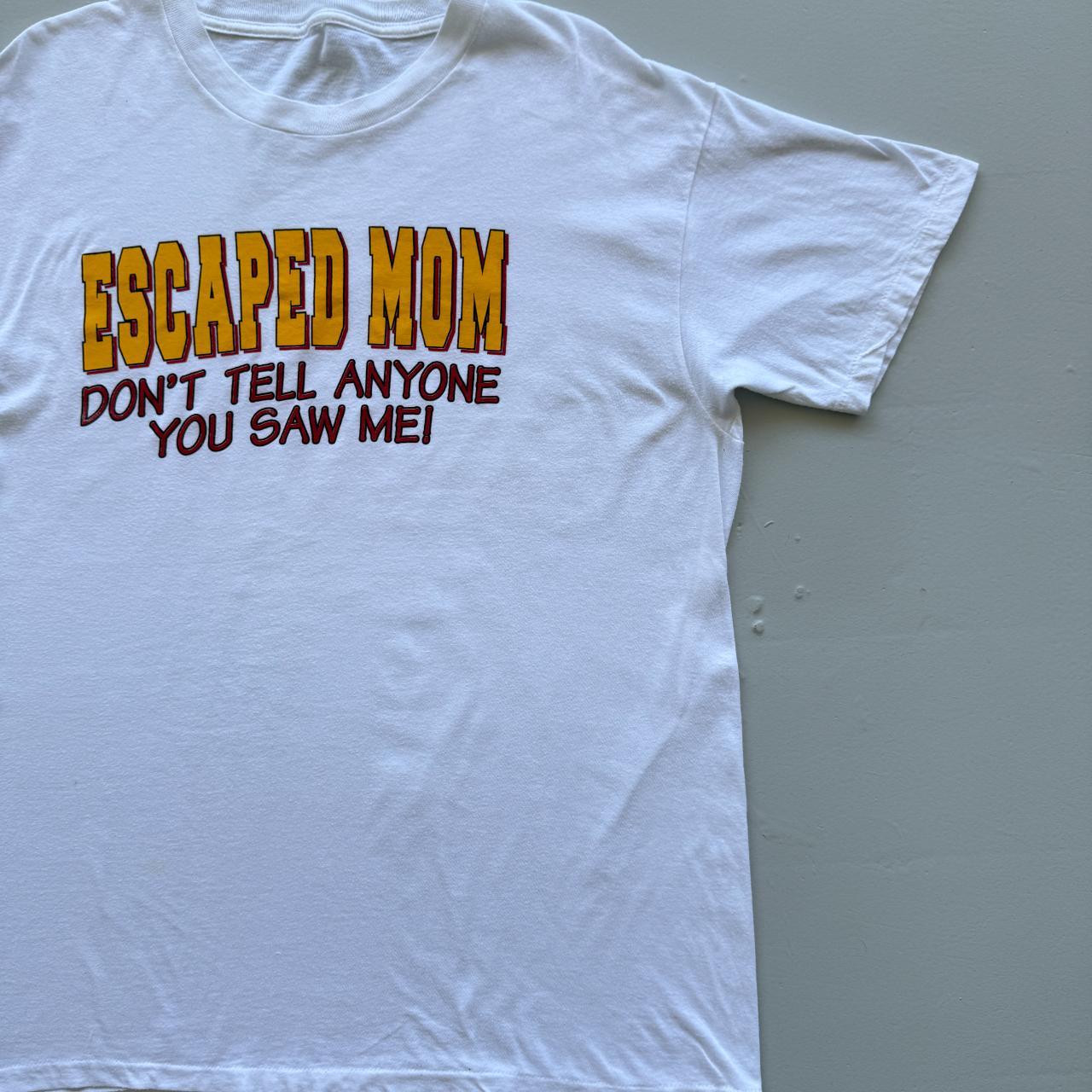 White Escpaed Mom Slogan Vintage 90s T-shirt - Large