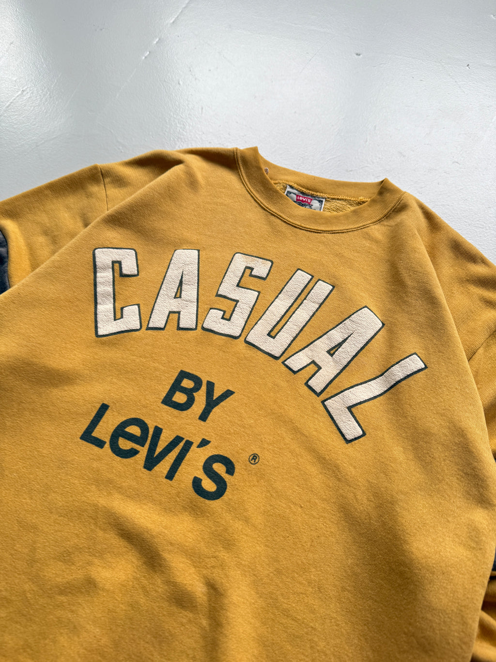 Yellow Levi's 90's Vintage Graphic Sweatshirt Jumper - Medium