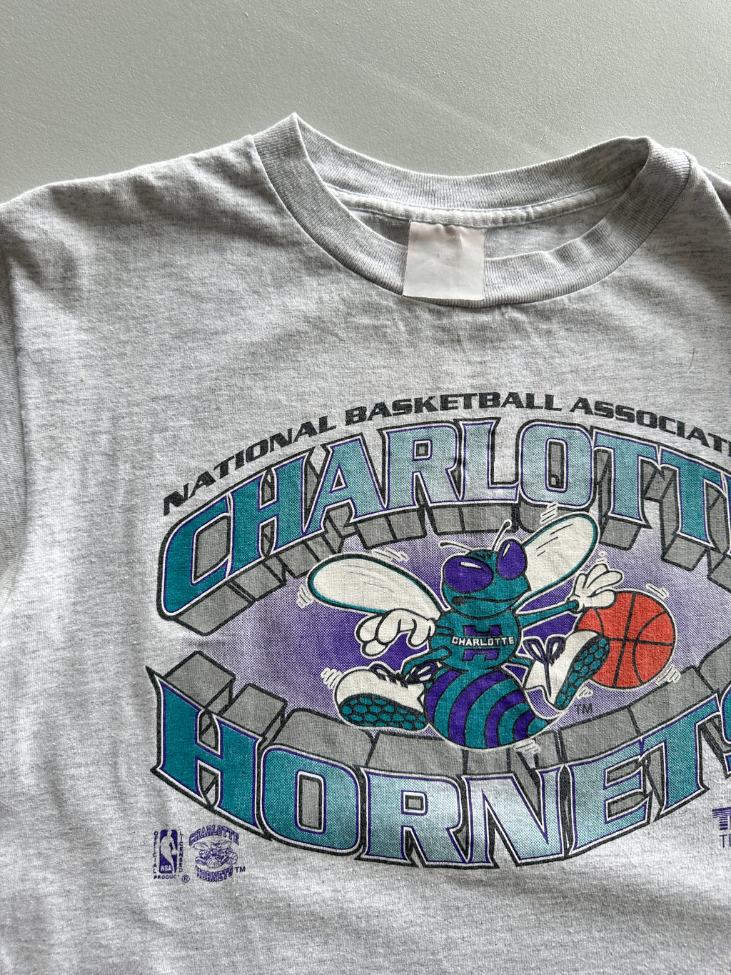 Trench Charlotte Hornets NBA 90s Vintage Single Stitch T-Shirt - Small
