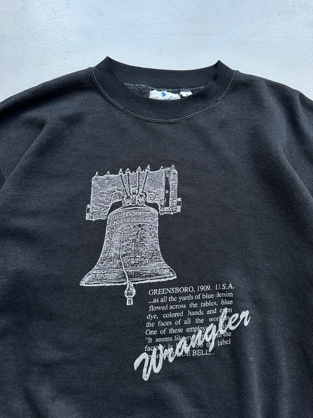 Black Wrangler 90's Vintage Liberty Bell Graphic Sweatshirt - Medium