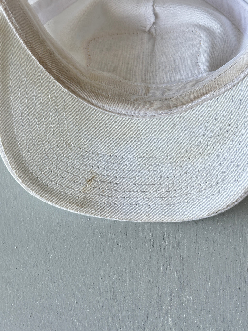 White Curly Wolf Reno Nevada 80's Vintage SnapBack Trucker Cap