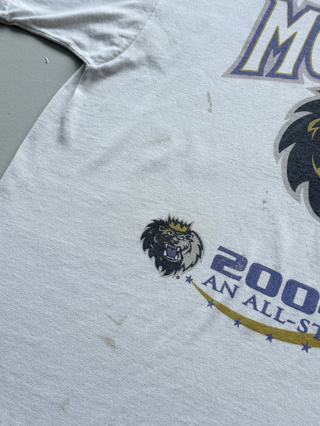 Thrashed White Manchester Monarchs 00's Vintage Hockey Graphic T-Shirt - XL