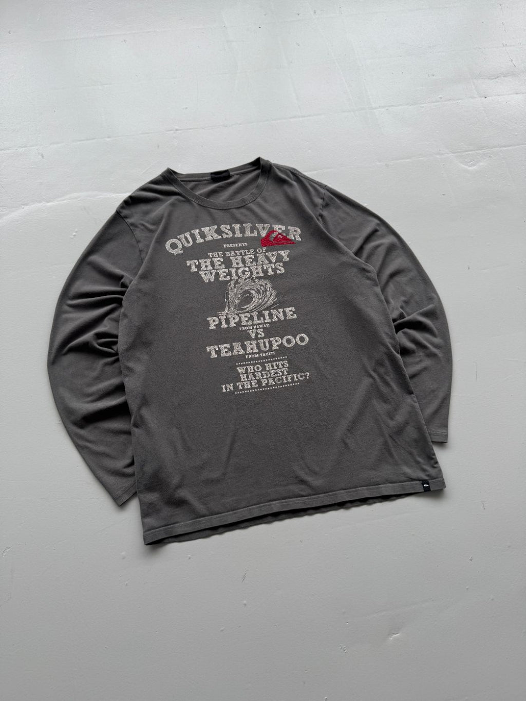 Quiksilver Battle of the Heavyweights Pipeline vs Teahupoo Y2K Long Sleeve Graph