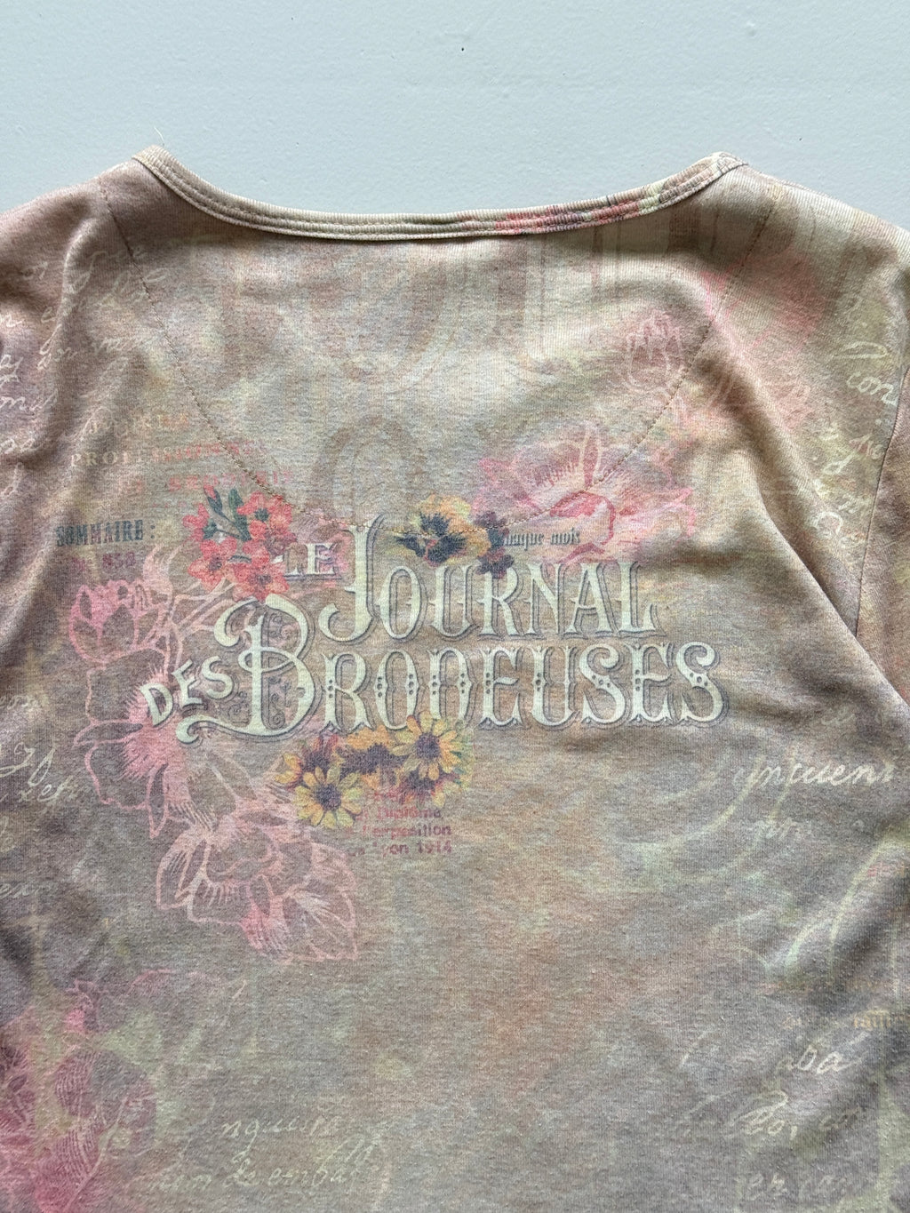 Cream Suzie in the City 00's Vintage Y2K Graphic T-Shirt - Medium