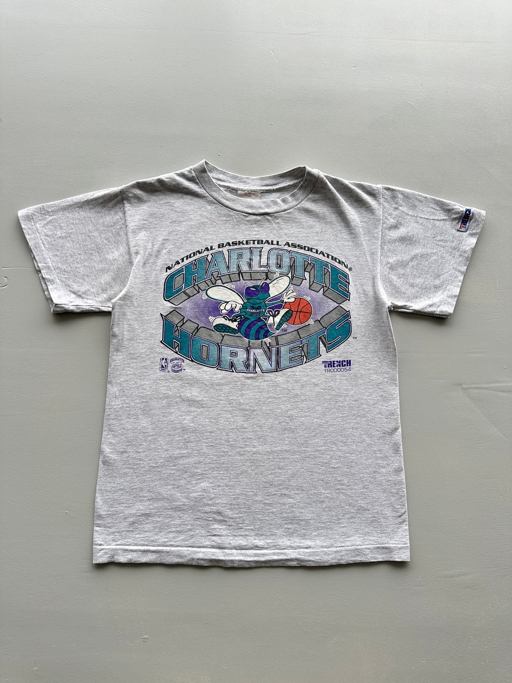 Trench Charlotte Hornets NBA 90s Vintage Single Stitch T-Shirt - Small