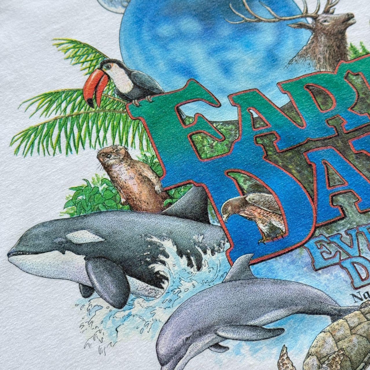 White Earth Day 90s Vintage Graphic T-Shirt - 2XL