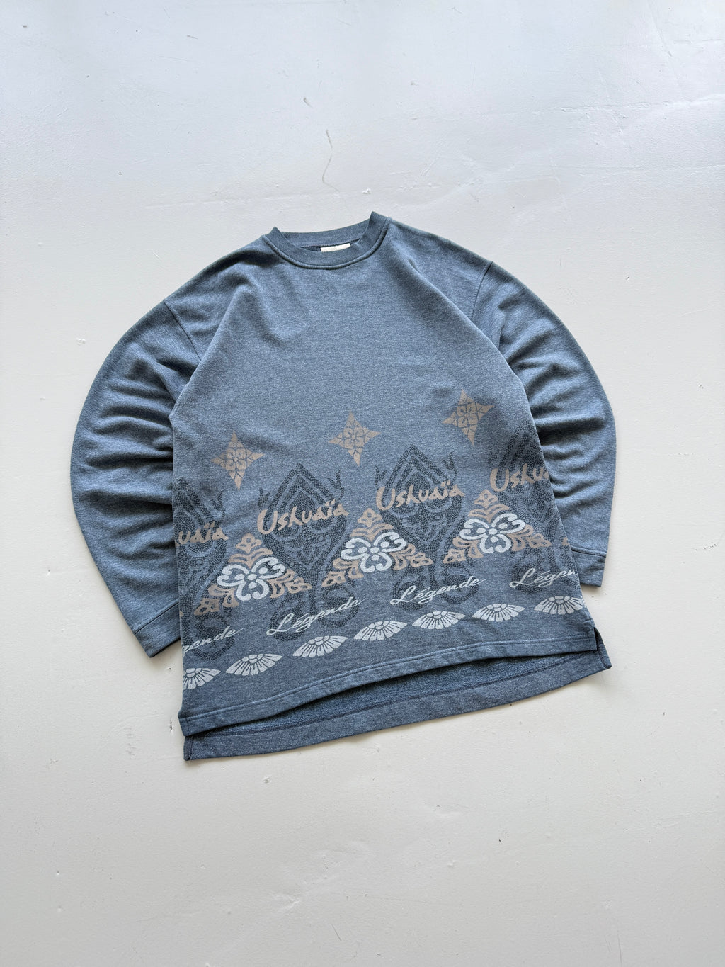 Ushuaïa Légende 90's Vintage Graphic Sweatshirt - Large