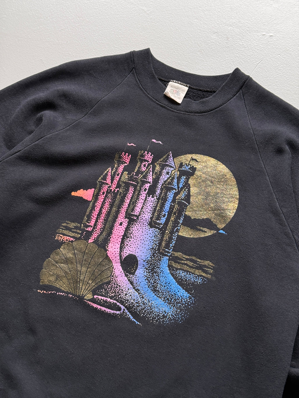 Fruit of the Loom Sand Castle Graphic 90's Vintage Sweatshirt - Medium