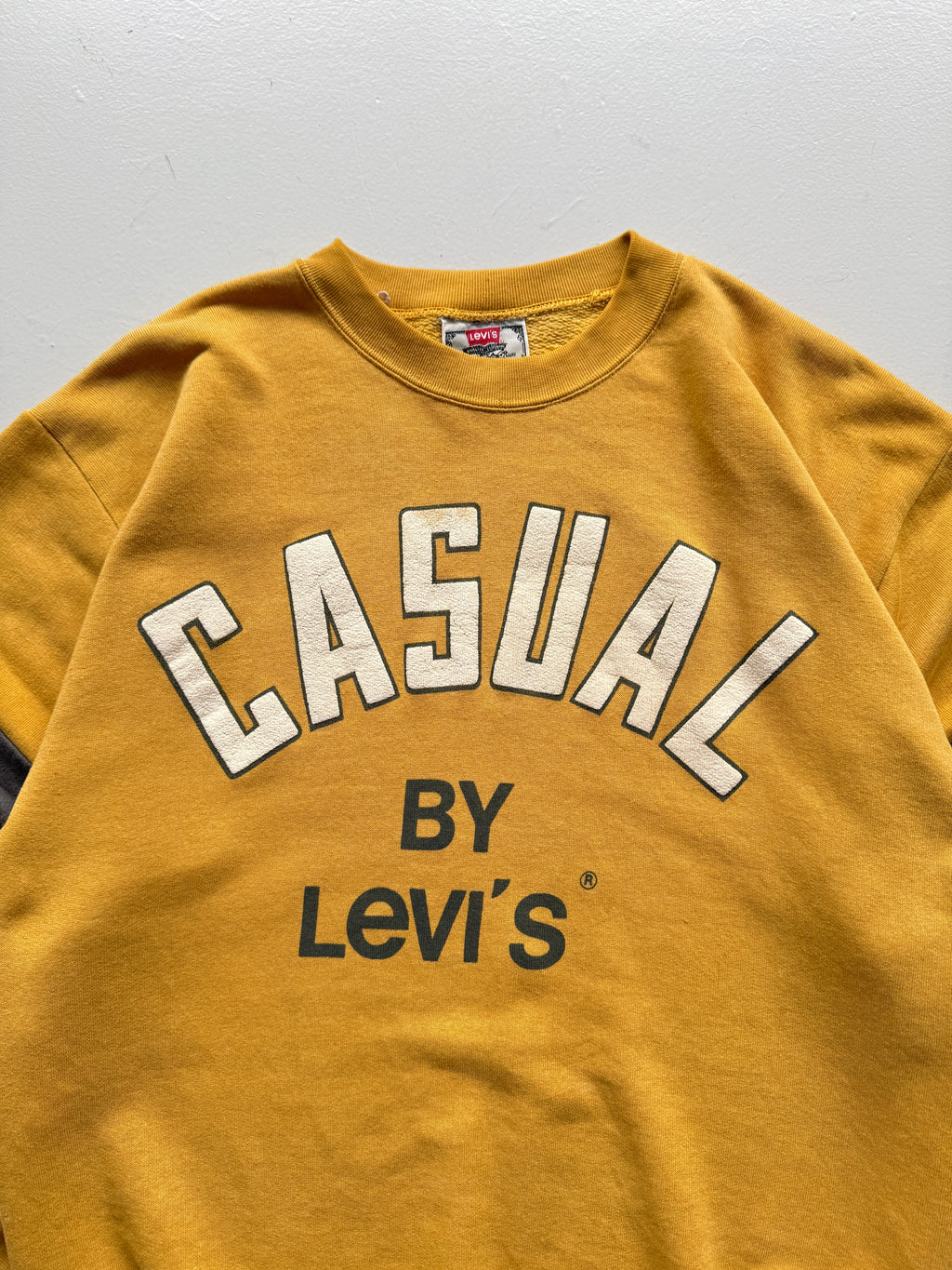 Yellow Levi's 90's Vintage Graphic Sweatshirt Jumper - Medium