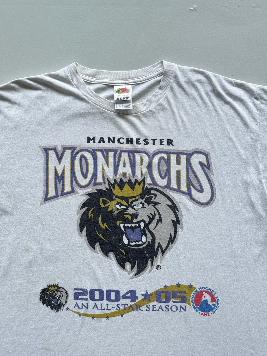 Thrashed White Manchester Monarchs 00's Vintage Hockey Graphic T-Shirt - XL