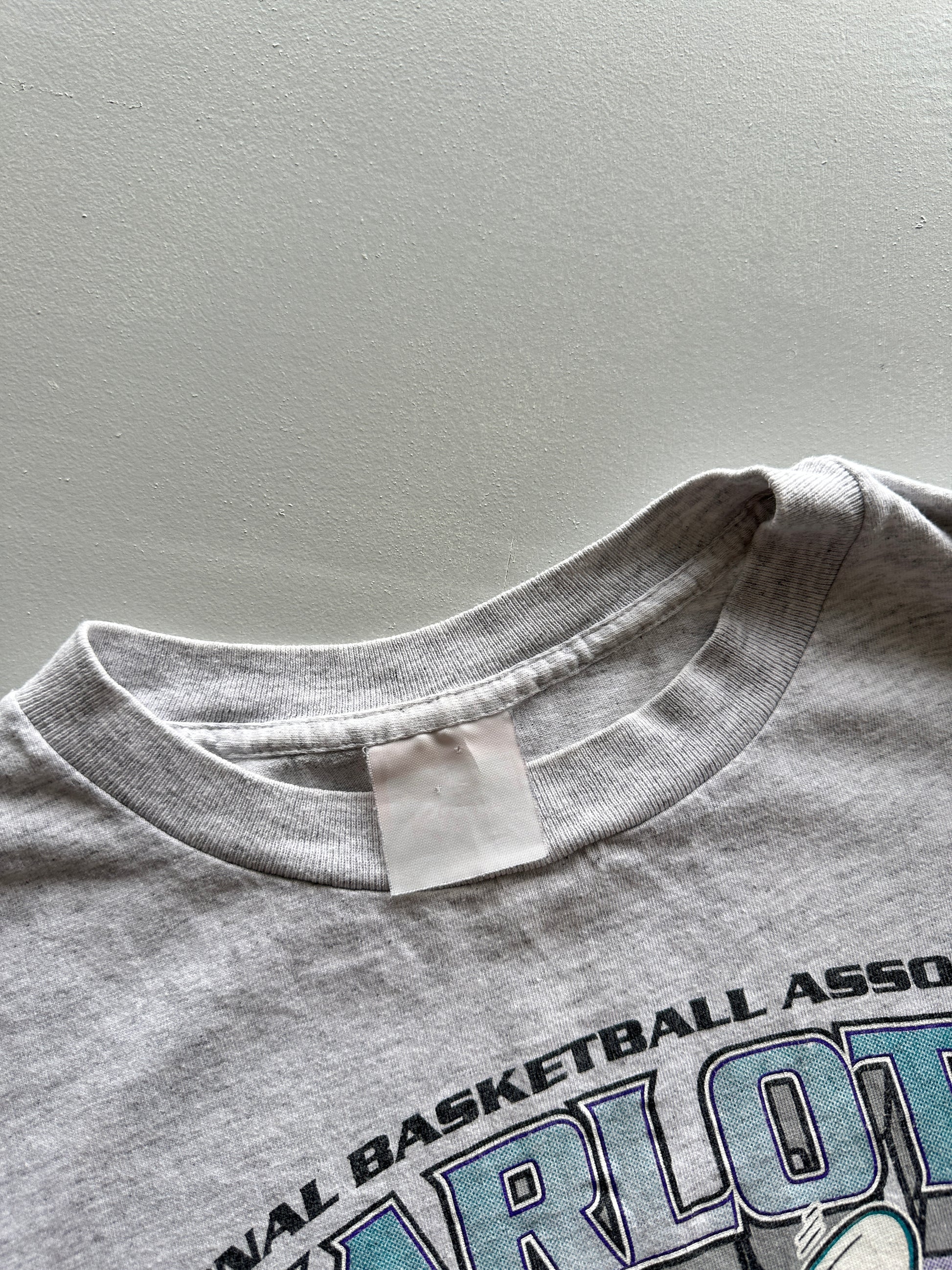 Trench Charlotte Hornets NBA 90s Vintage Single Stitch T-Shirt - Small
