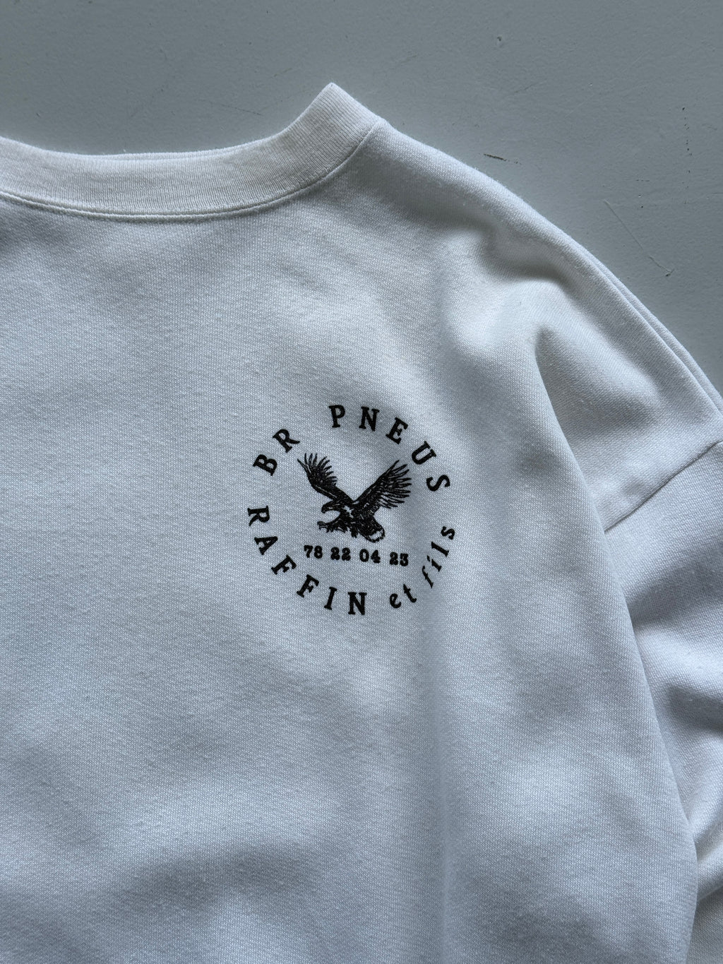 White Eagle 90's Vintage Animal Graphic Sweatshirt Graphic - Large