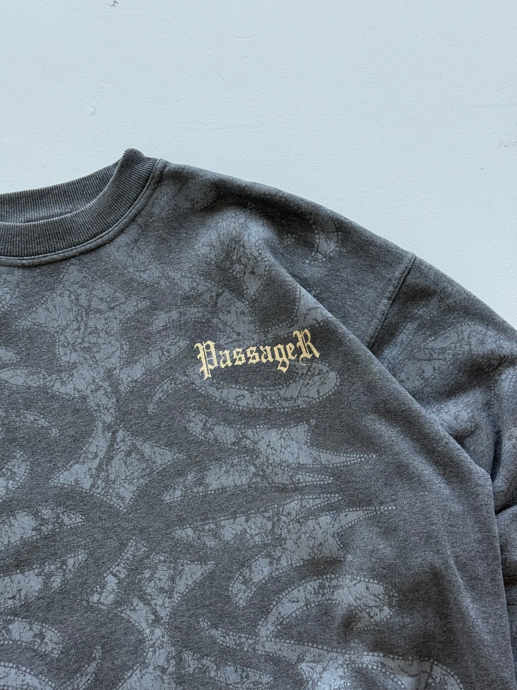 Passenger Surf Tribal Graphic Y2K Vintage Sweatshirt - Medium