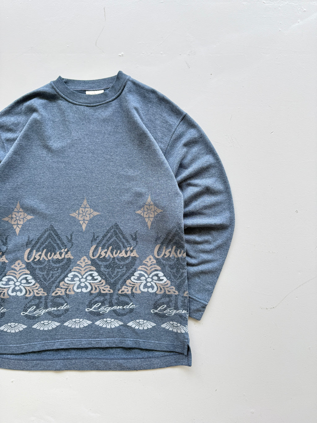 Ushuaïa Légende 90's Vintage Graphic Sweatshirt - Large