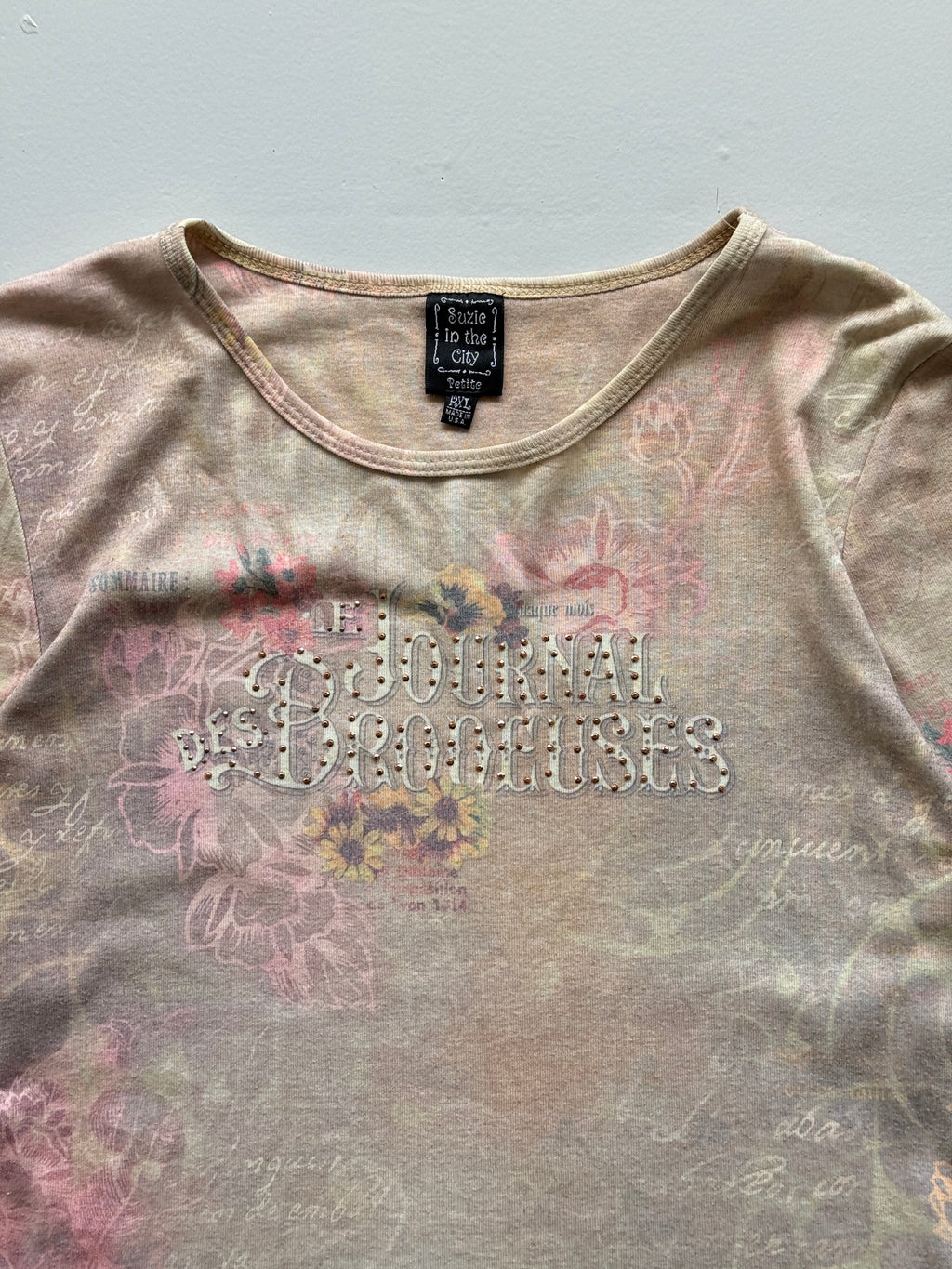 Cream Suzie in the City 00's Vintage Y2K Graphic T-Shirt - Medium