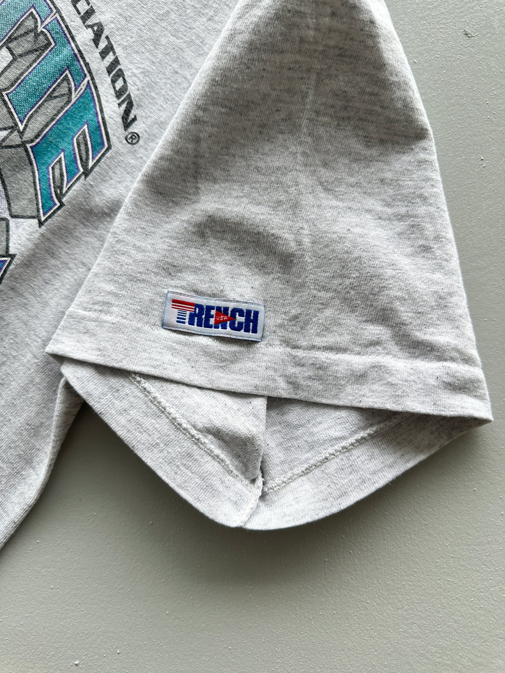 Trench Charlotte Hornets NBA 90s Vintage Single Stitch T-Shirt - Small