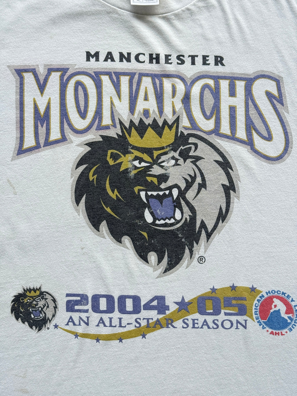 Thrashed White Manchester Monarchs 00's Vintage Hockey Graphic T-Shirt - XL