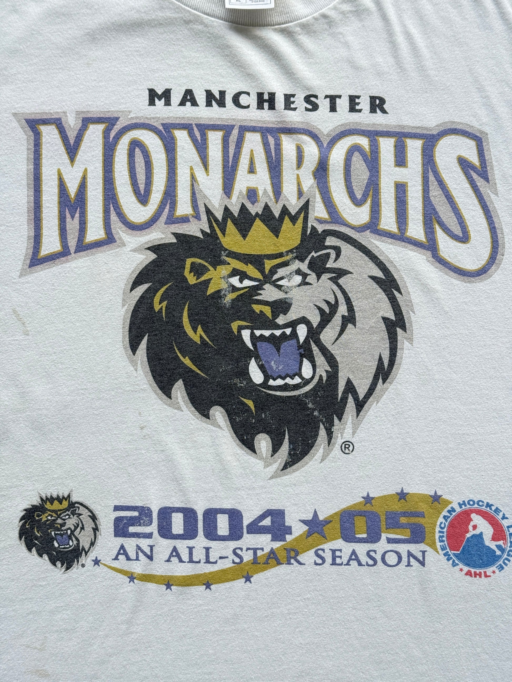 Thrashed White Manchester Monarchs 00's Vintage Hockey Graphic T-Shirt - XL