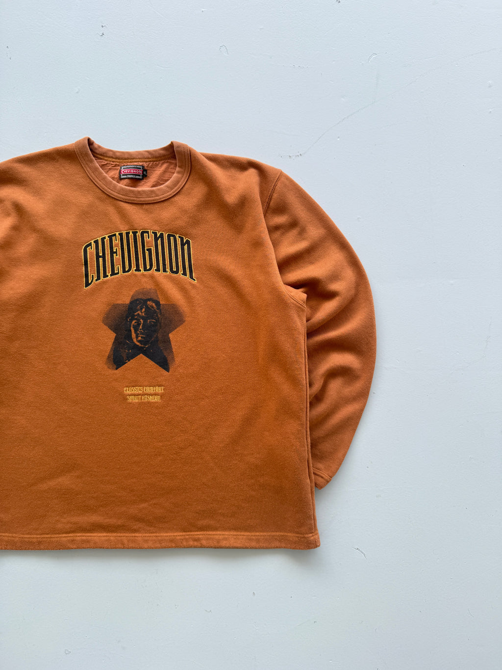 Chevignon Classics Comfort Spirit Fashion 90's Vintage Graphic Sweatshirt - Larg