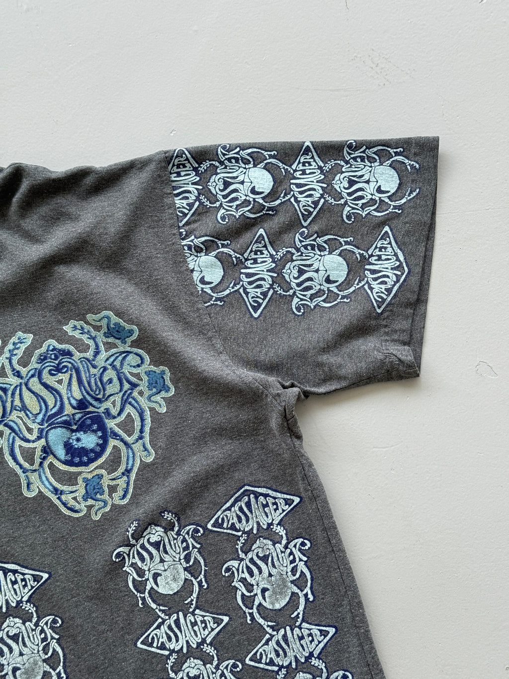 Grey Passager Modern Tribes Scarab Beetle Y2K Vintage Graphic T-Shirt - XL