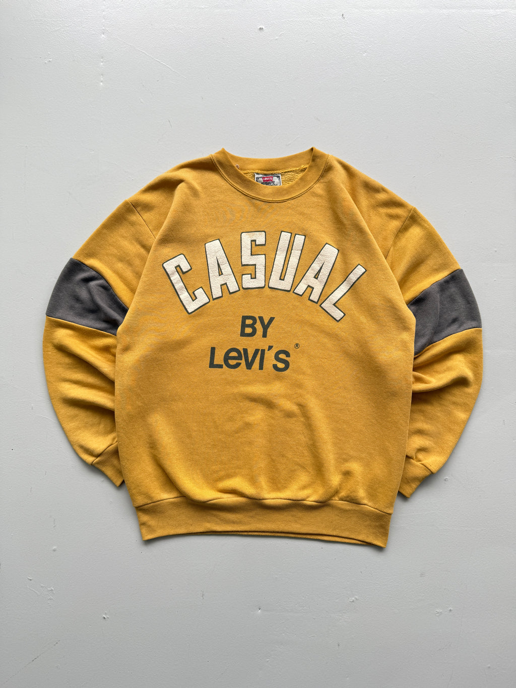 Yellow Levi's 90's Vintage Graphic Sweatshirt Jumper - Medium