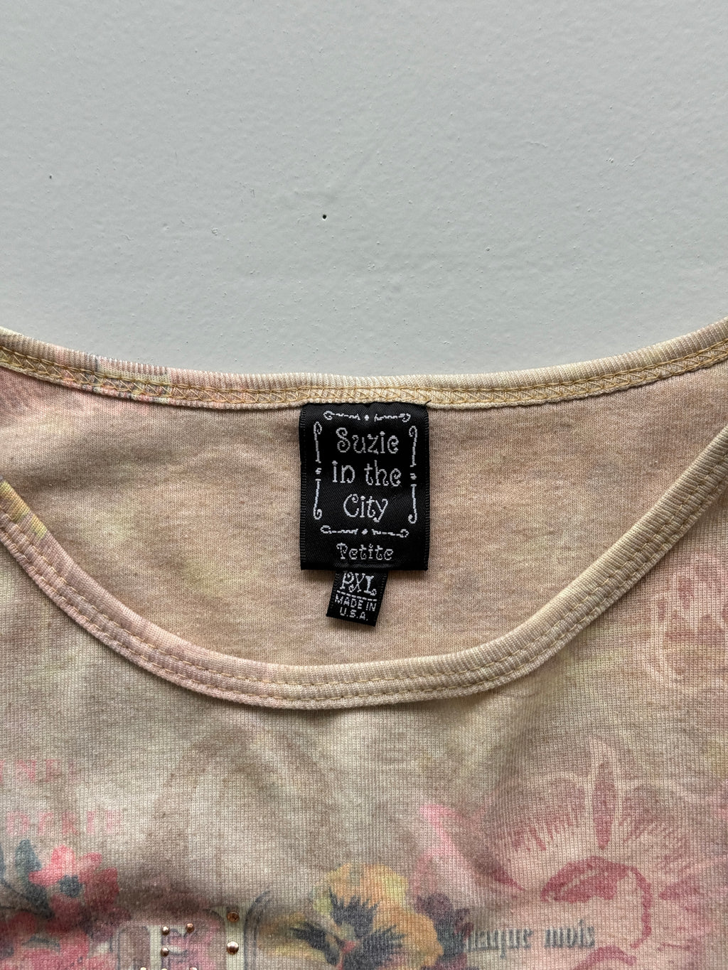 Cream Suzie in the City 00's Vintage Y2K Graphic T-Shirt - Medium