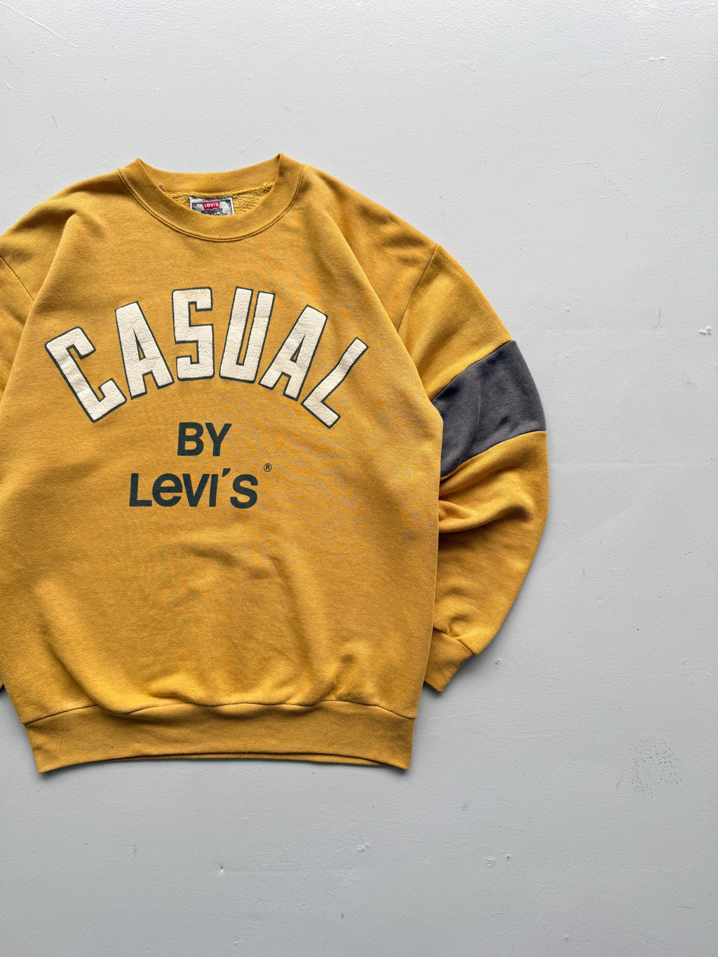 Yellow Levi's 90's Vintage Graphic Sweatshirt Jumper - Medium