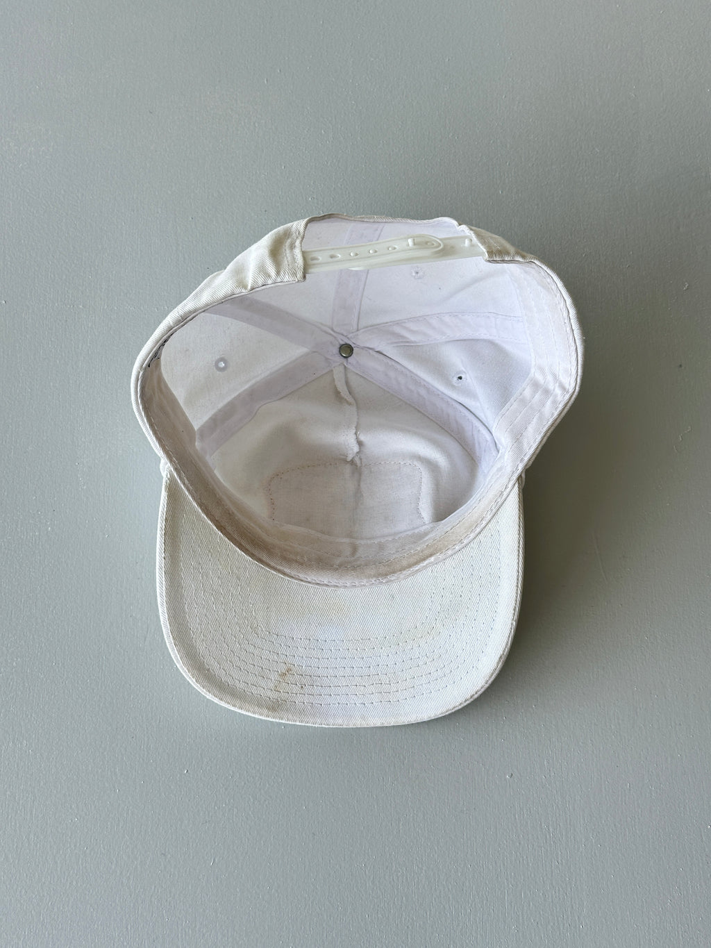 White Curly Wolf Reno Nevada 80's Vintage SnapBack Trucker Cap
