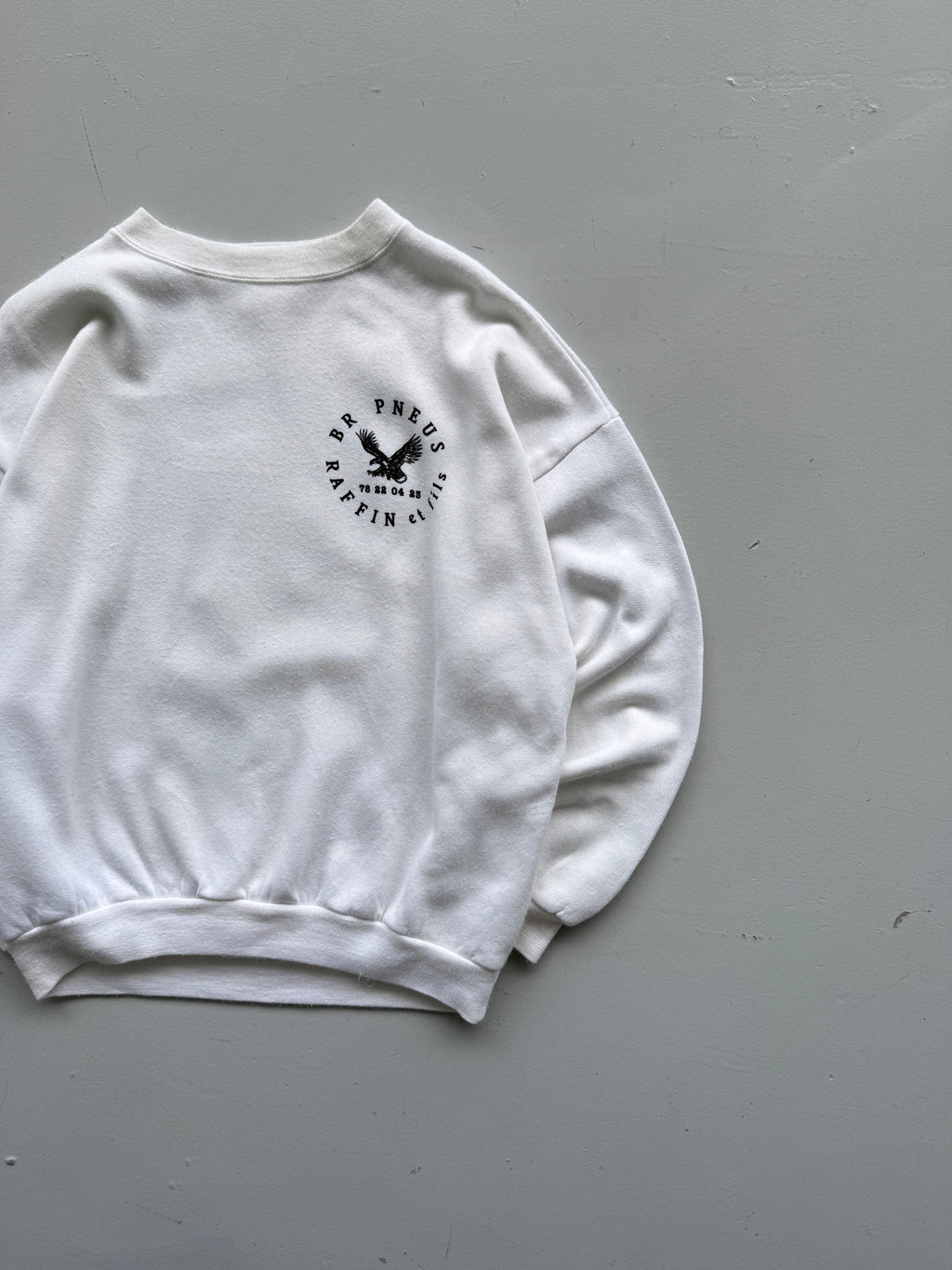 White Eagle 90's Vintage Animal Graphic Sweatshirt Graphic - Large