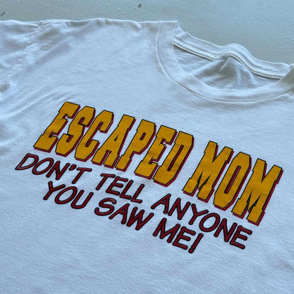 White Escpaed Mom Slogan Vintage 90s T-shirt - Large