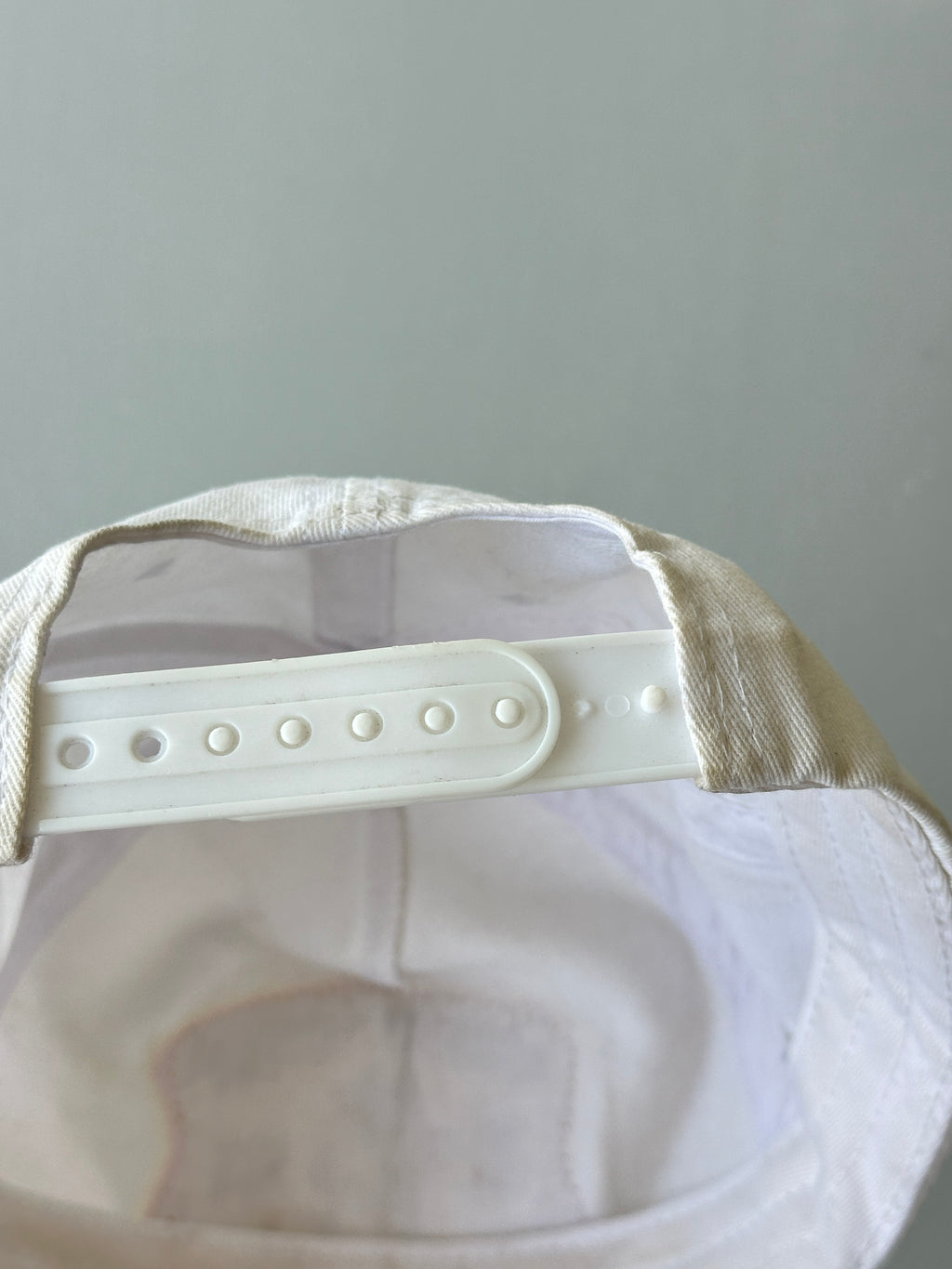 White Curly Wolf Reno Nevada 80's Vintage SnapBack Trucker Cap