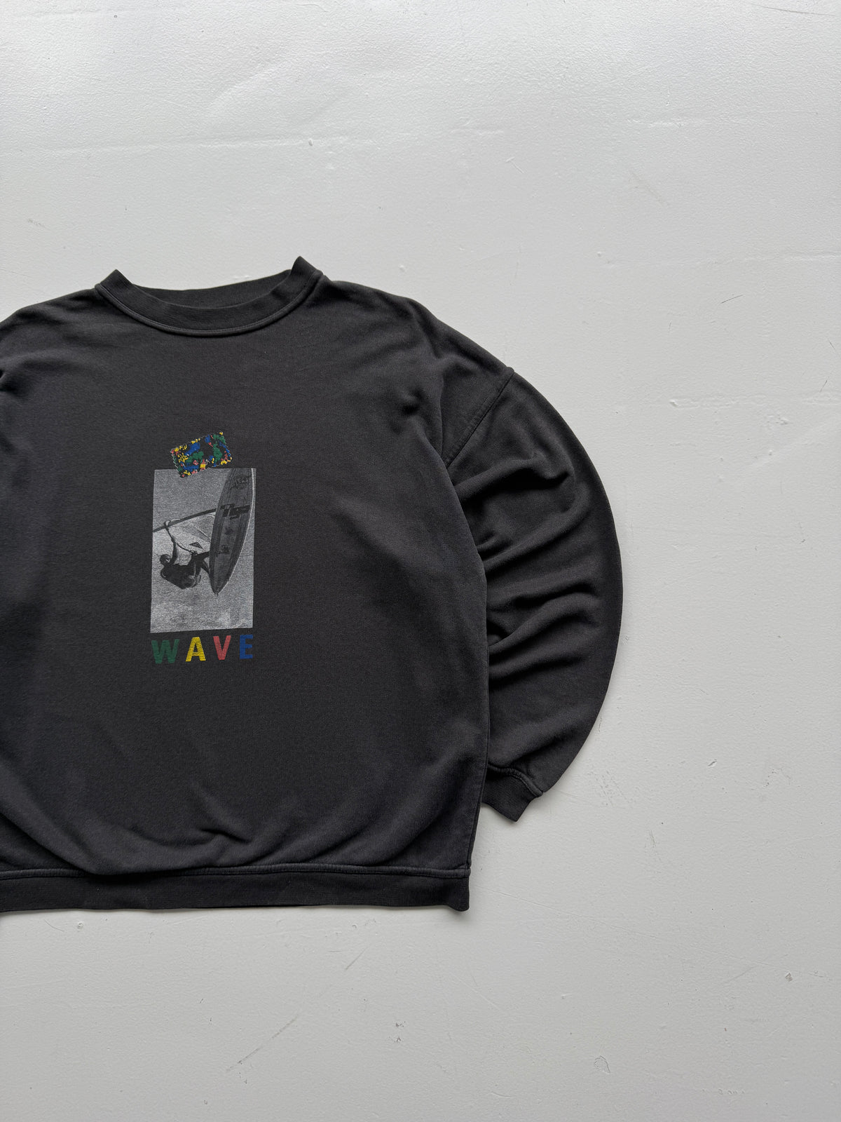 Wave Faded Windsurfing Graphic 90's Vintage Sweatshirt - Large