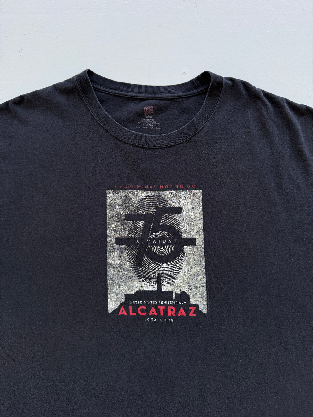 Black Alcatraz 00's Vintage Tourist Graphic T-Shirt - XL