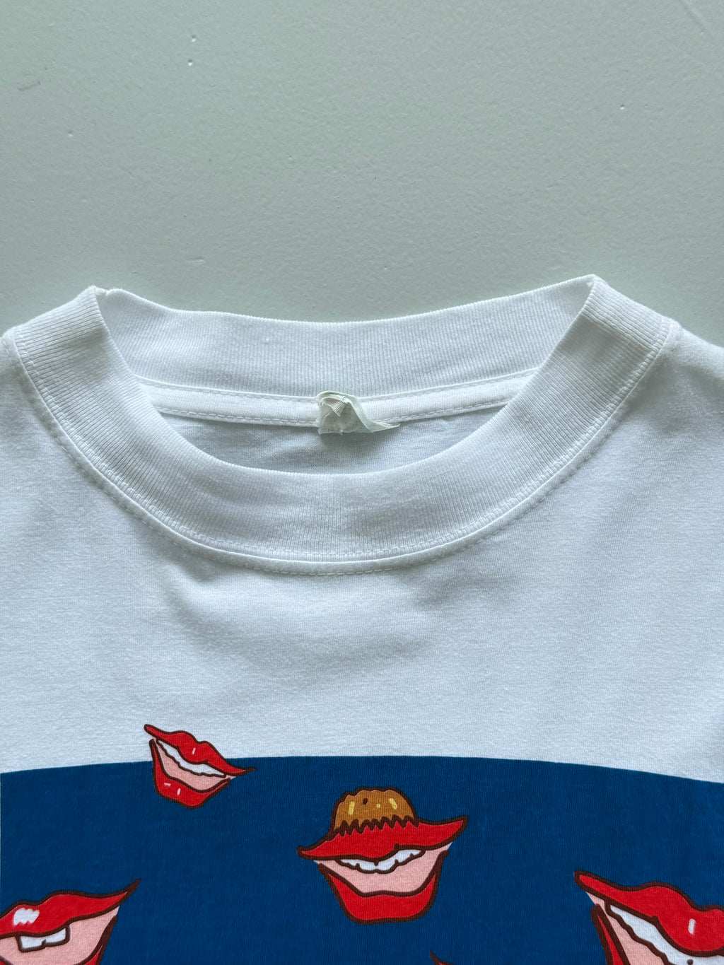 White Lips 90's Vintage Graphic T-Shirt - Large