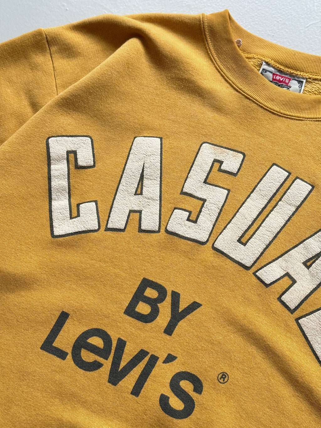 Yellow Levi's 90's Vintage Graphic Sweatshirt Jumper - Medium