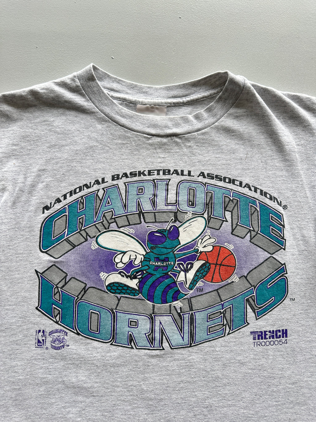 Trench Charlotte Hornets NBA 90s Vintage Single Stitch T-Shirt - Small