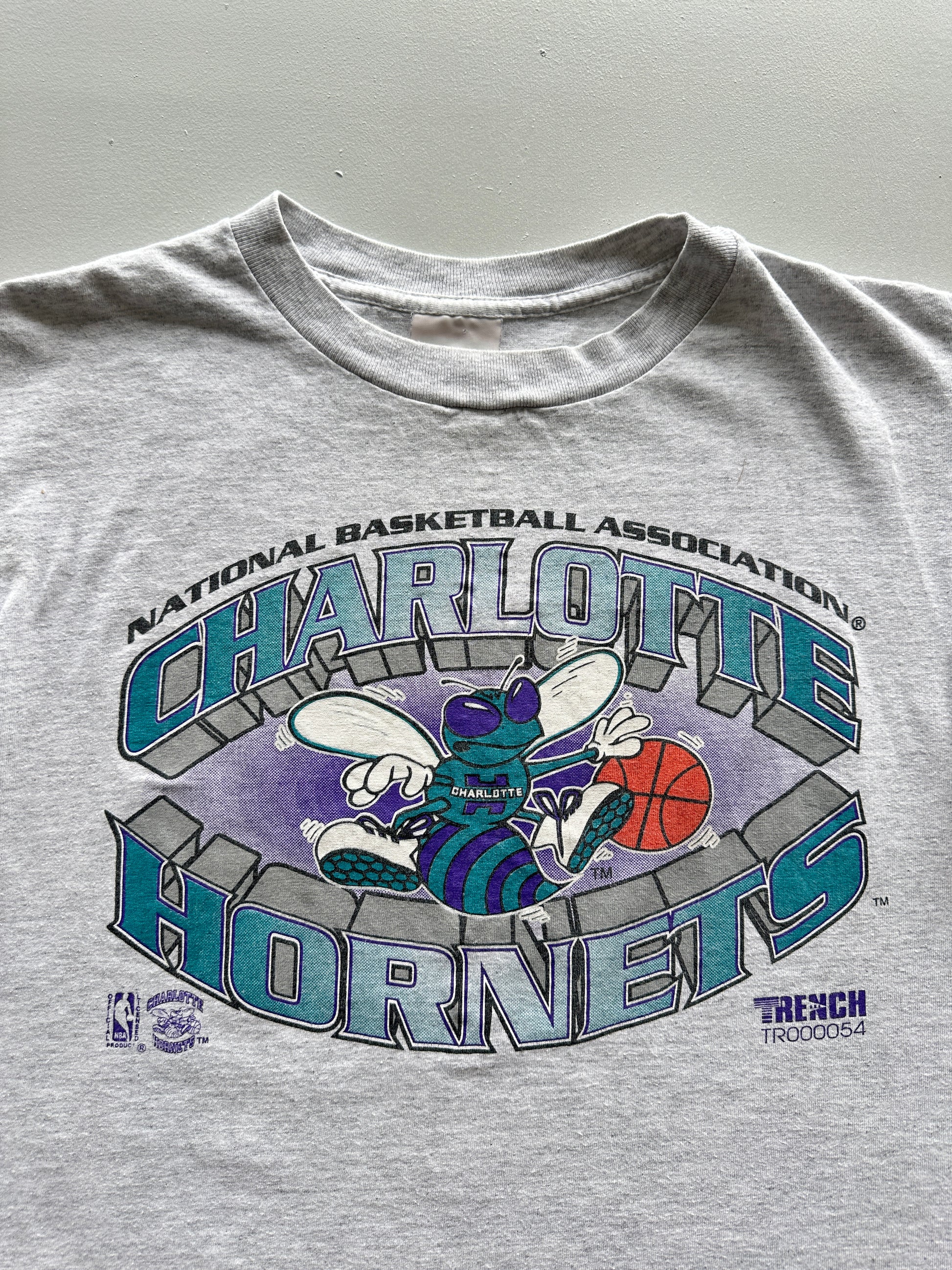 Trench Charlotte Hornets NBA 90s Vintage Single Stitch T-Shirt - Small